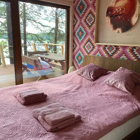 Dziesiątka Nad Samym Jeziorem - Pierwsza Linia