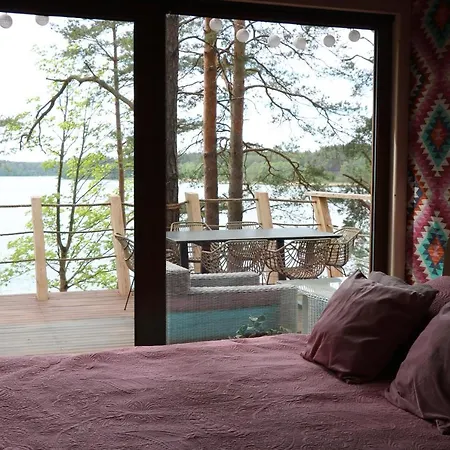 Dziesiatka Nad Samym Jeziorem - Pierwsza Linia *